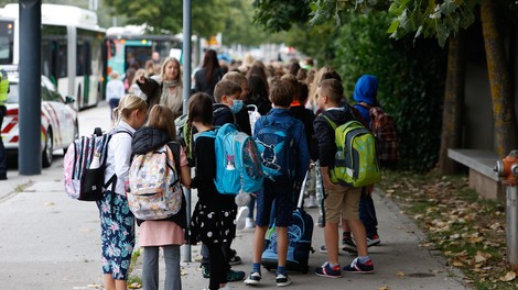 Prestrašeni otroci v Ormožu, kjer jih je na avtobusu žalil nasilen moški