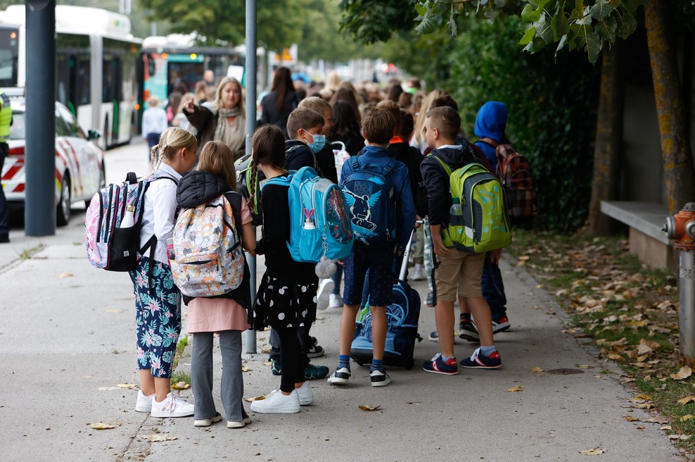 Prestrašeni otroci v Ormožu, kjer jih je na avtobusu žalil nasilen moški (foto: Bobo)