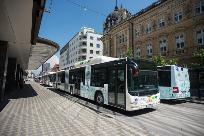 Brutalno je napadel partnerko na ljubljanskem mestnem avtobusu: kaj je povedal na zaslišanju?