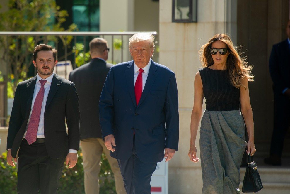 Če želite posnemati videz Trumpove, se pripravite na to, da je minimalizem zlato pravilo. Sivo krilo je oblekla v kombinaciji …