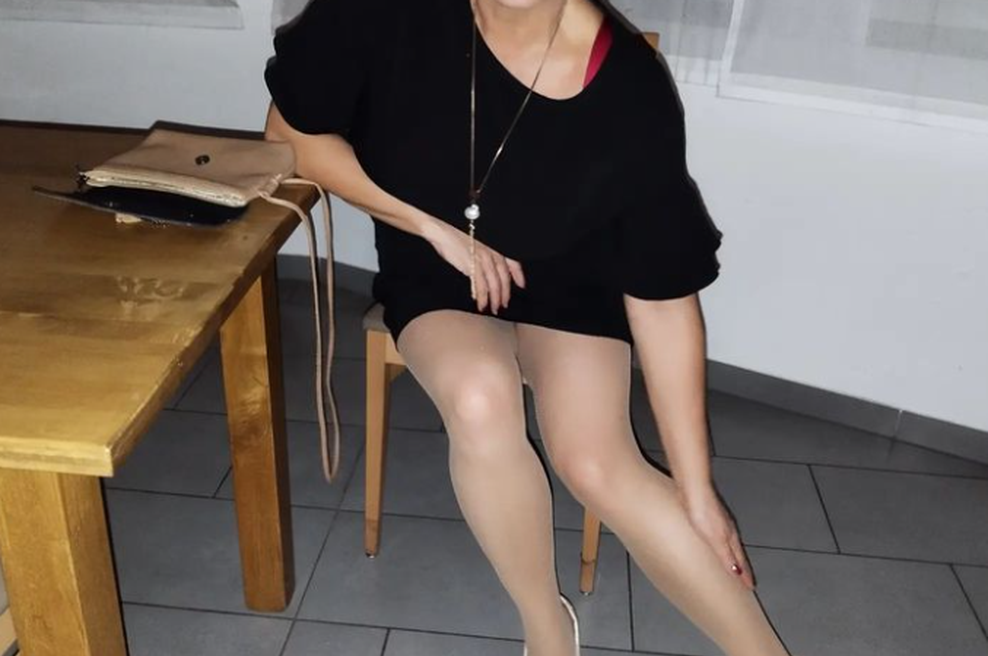 Priljubljena slovenska pevka užaljena: "Mi piše ena gospa, da v mojih letih mini krilo ni primerno" (foto: Instagram/Natalija Kolšek)