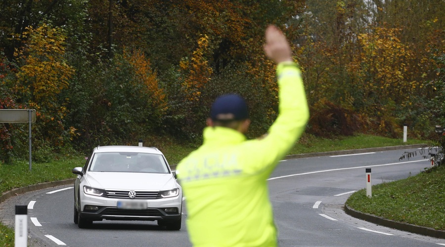 Odvila se je preventivna akcija: ugotovili številne prekrške voznikov, najpogostejše kršitve povezane s ... (foto: Borut Živulovič/Bobo)
