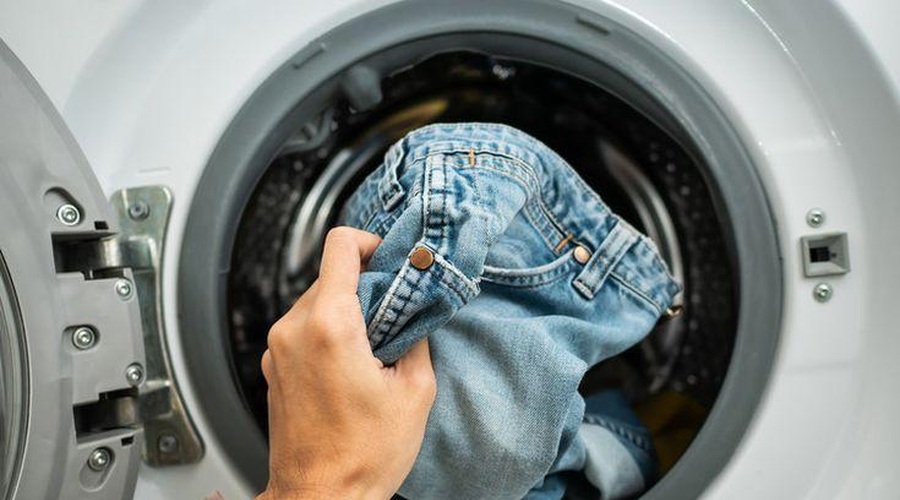 Se trudite "šparati"? Toliko lahko prihranite, če oblačila perete ponoči (foto: Pinterest)