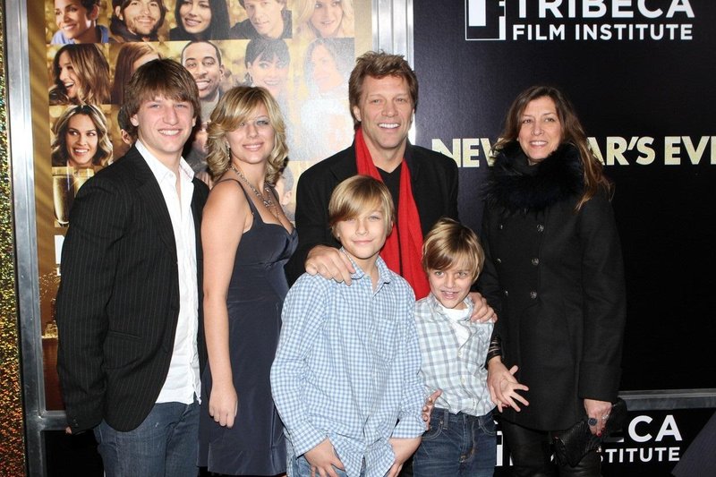 Fotografija družine iz leta 2011, Jake je tu še deček (v modri srajci).