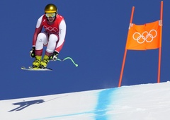 Svet alpskega smučanja pretresle grozljive posledice padca: na treningu smuka si je zlomil obe nogi in poškodoval roko