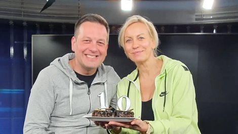 (VIDEO) Znan voditeljski par nas pozdravlja že 10 let: poglejte, kako sta se spremenila