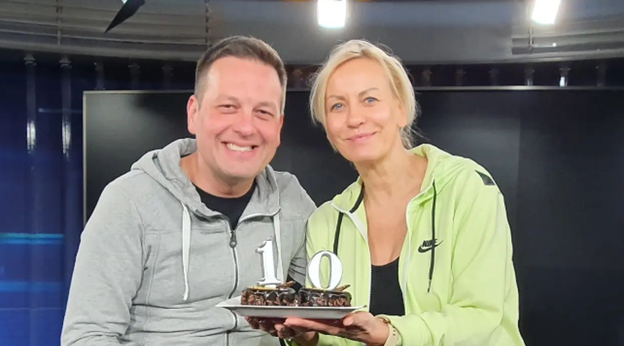 (VIDEO) Znan voditeljski par nas pozdravlja že 10 let: poglejte, kako sta se spremenila (foto: Instagram/24ur)