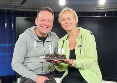 (VIDEO) Znan voditeljski par nas pozdravlja že 10 let: poglejte, kako sta se spremenila