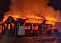 Velik požar v Poljanah: ogenj zajel in v celoti uničil industrijski objekt