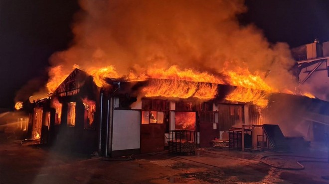 Velik požar v Poljanah: ogenj zajel in v celoti uničil industrijski objekt (foto: Facebook/Gasilci Mozirje)