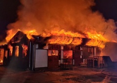 Velik požar v Poljanah: ogenj zajel in v celoti uničil industrijski objekt
