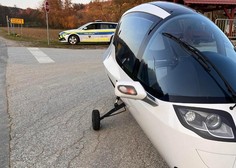 Nenavaden prizor na slovenskih cestah: policiste presenetilo vozilo "kot iz vesolja"
