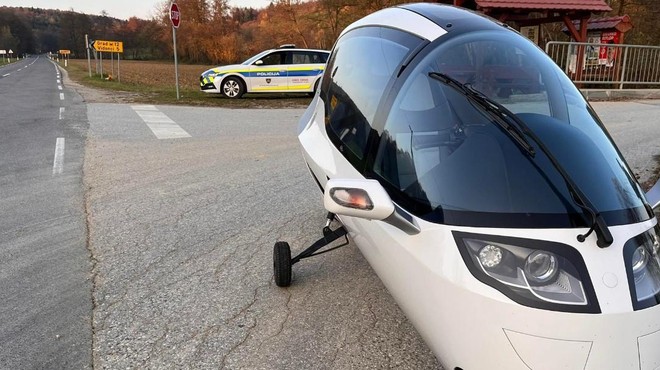 Nenavaden prizor na slovenskih cestah: policiste presenetilo vozilo "kot iz vesolja" (foto: Facebook/PU Murska Sobota)