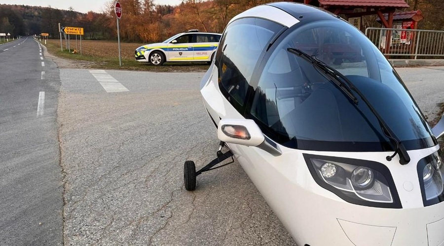 Nenavaden prizor na slovenskih cestah: policiste presenetilo vozilo "kot iz vesolja" (foto: Facebook/PU Murska Sobota)