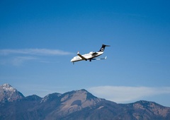 Drama v zraku: letalo je poletelo iz Ljubljane, nato je počilo vetrobransko steklo