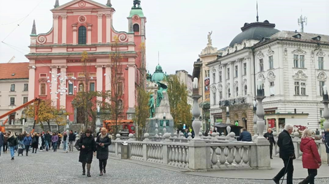 FOTO: V središču prestolnice že stoji novoletna jelka