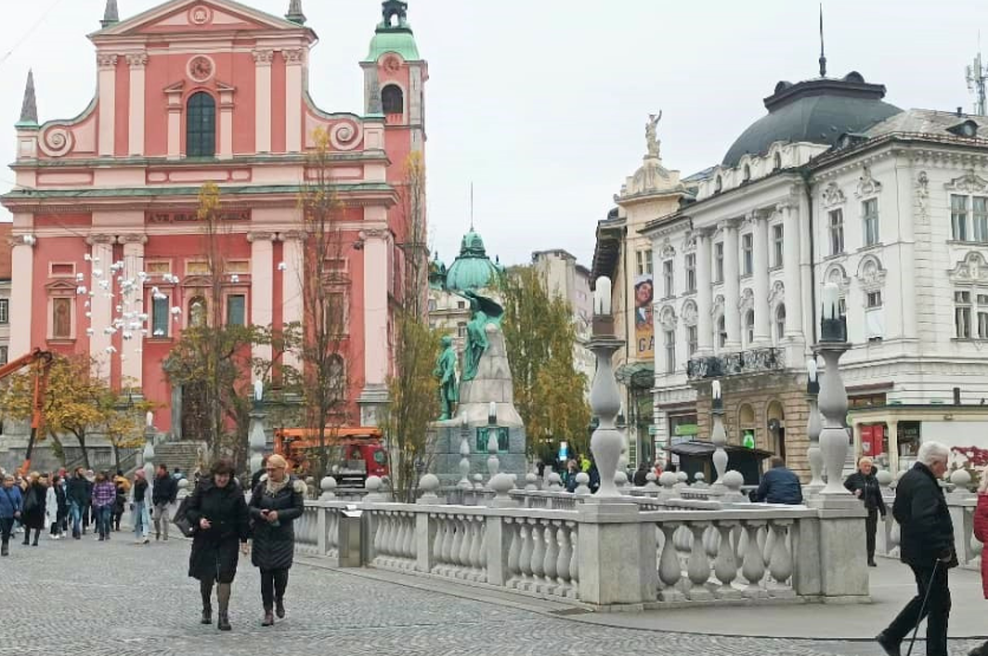 FOTO: V središču prestolnice že stoji novoletna jelka (foto: Uredništvo)