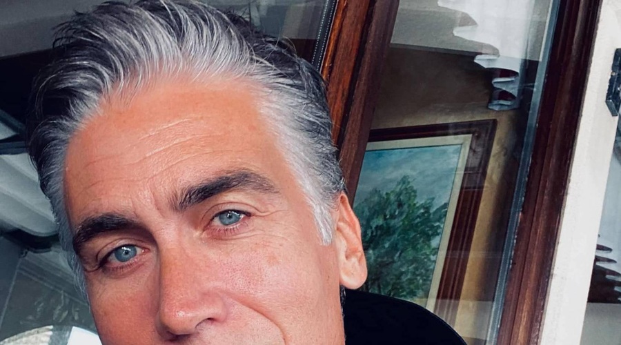 "Ali je ob besedi spoštovanje tako težko imeti besedo ponos? Ali mora biti ponižnost?" se sprašuje priljubljeni pevec. (foto: Facebook/Jan Plestenjak)