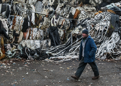 Slovenci letno odvržemo na tisoče ton tekstilnih odpadkov: ali vemo, kje končajo?