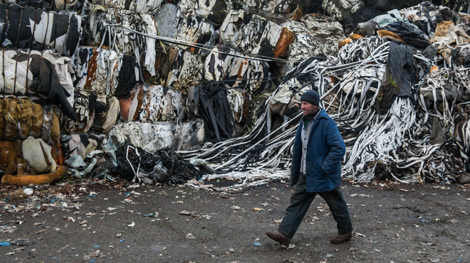 Slovenci letno odvržemo na tisoče ton tekstilnih odpadkov: ali vemo, kje končajo? (foto: Profimedia)