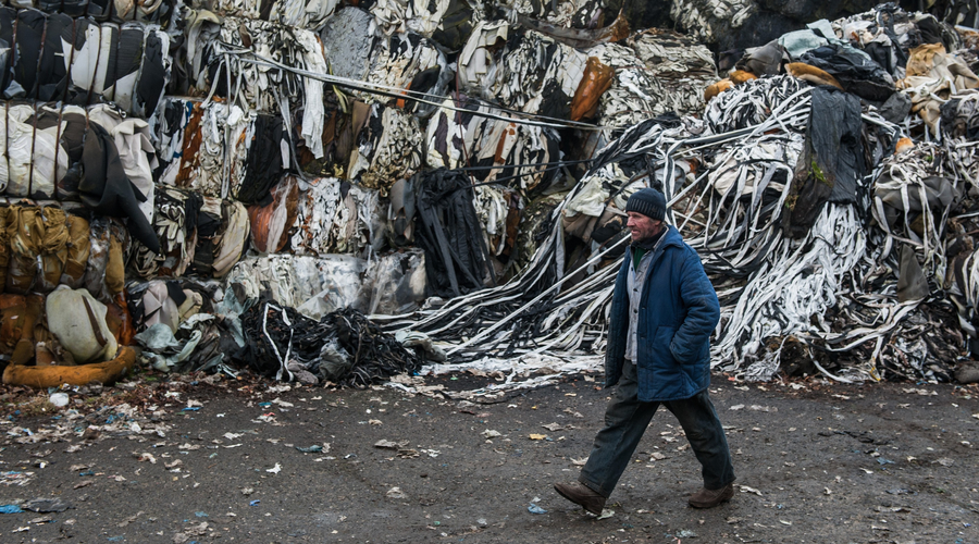 Slovenci letno odvržemo na tisoče ton tekstilnih odpadkov: ali vemo, kje končajo? (foto: Profimedia)