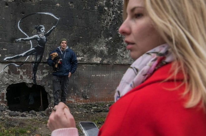 Banksy potrdil, da je umetniška kreacija na zbombardirani stavbi v Ukrajini njegova (foto: profimedia)