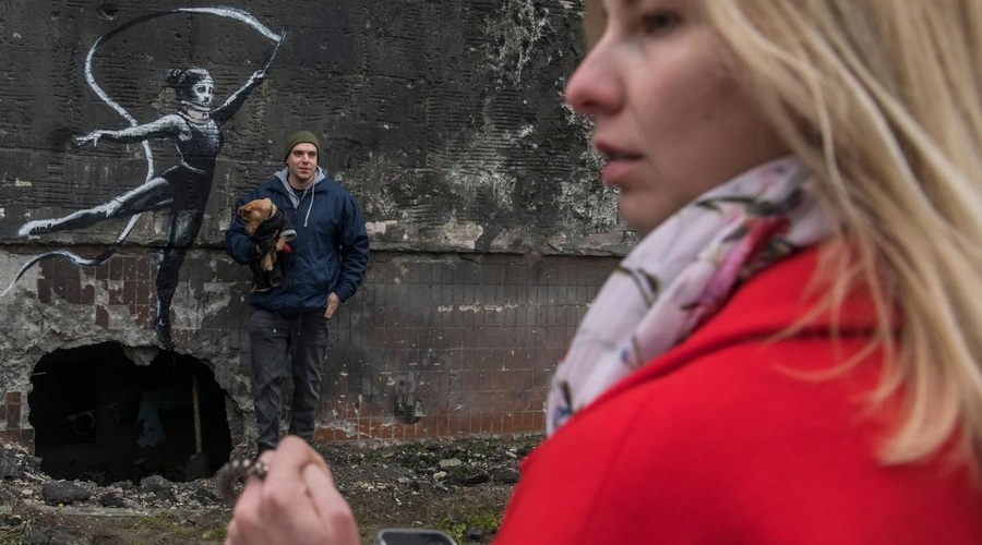 Banksy potrdil, da je umetniška kreacija na zbombardirani stavbi v Ukrajini njegova (foto: profimedia)