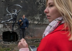 Banksy potrdil, da je umetniška kreacija na zbombardirani stavbi v Ukrajini njegova