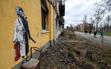 Banksy potrdil, da je umetniška kreacija na zbombardirani stavbi v Ukrajini njegova