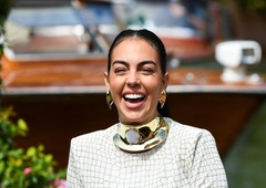 Ronaldova Georgina pozirala v izzivalnih kavbojkah za 1000 evrov, ki razkrijejo skoraj vse