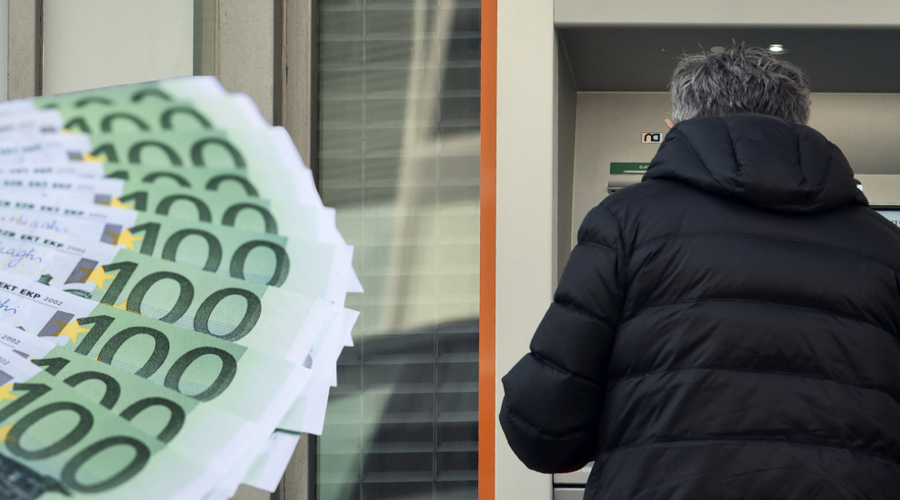 Vse več državljanov ob dvigu denarja na bankomatu tega pozabi prevzeti (foto: Žiga Živulović jr./BOBO/Profimedia/fotomontaža)