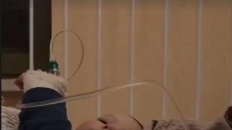 Znana Slovenka po šestih dneh bolnišnice razkrila, kaj se dogaja z njenim sinom (Zaradi stresa ji lasje izpadajo v šopih)
