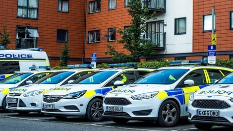 V stanovanju so našli mrtvega očeta in 2-letnega sina, vzrok smrti je pretresljiv