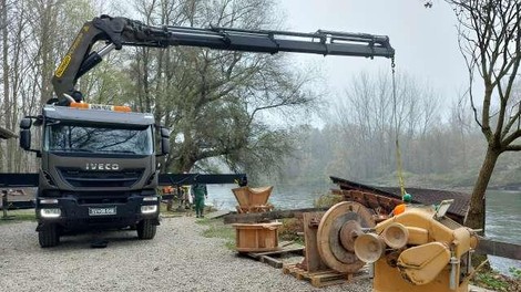 Po skoraj 2 mesecih jim je končno uspelo odstraniti mlin iz reke, občina že načrtuje novega