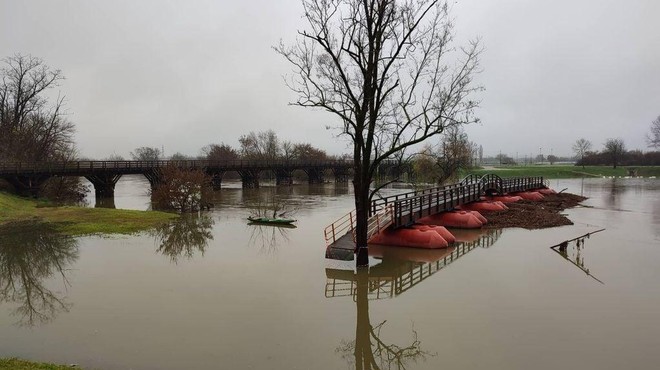 Most, ki ga je v naši bližini odplavilo neurje, postal prava atrakcija (foto: Dnevnik.hr)