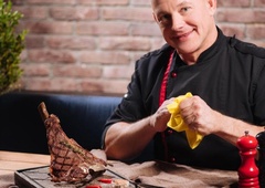 (FOTO) Slavni kuhar razburil sledilce z objavo računa: poglejte, kaj vse je bilo na mizi za osupljivih 162.000 evrov