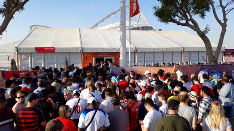 V Katarju nova sramota: dolge vrste pred vhodom na stadion, številni zaradi bizarnih težav zamudili začetek tekme Anglije in Irana