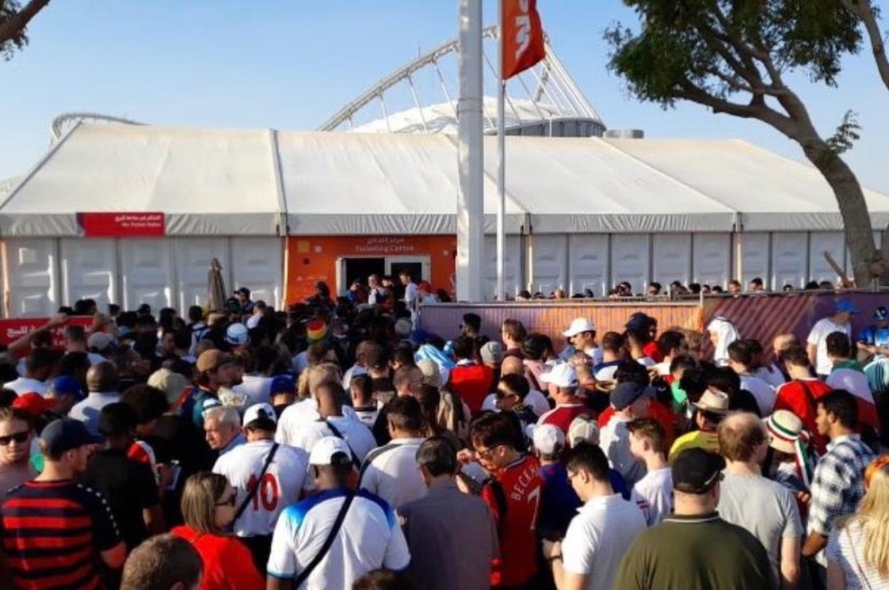 V Katarju nova sramota: dolge vrste pred vhodom na stadion, številni zaradi bizarnih težav zamudili začetek tekme Anglije in Irana (foto: Twitter/SupportersGroup)
