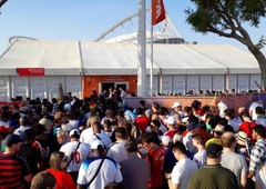 V Katarju nova sramota: dolge vrste pred vhodom na stadion, številni zaradi bizarnih težav zamudili začetek tekme Anglije in Irana