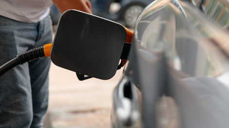 Vesela novica za lastnike jeklenih konjičkov: gorivo se ceni! (Imamo informacije, koliko boste odšteli za liter)