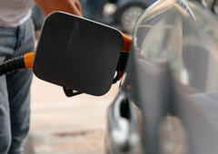 Vesela novica za lastnike jeklenih konjičkov: gorivo se ceni! (Imamo informacije, koliko boste odšteli za liter