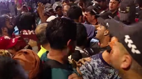 (VIDEO) Kaos v Katarju: policija med navijači posredovala z gumijevkami, ljudje so se bali za svoja življenja