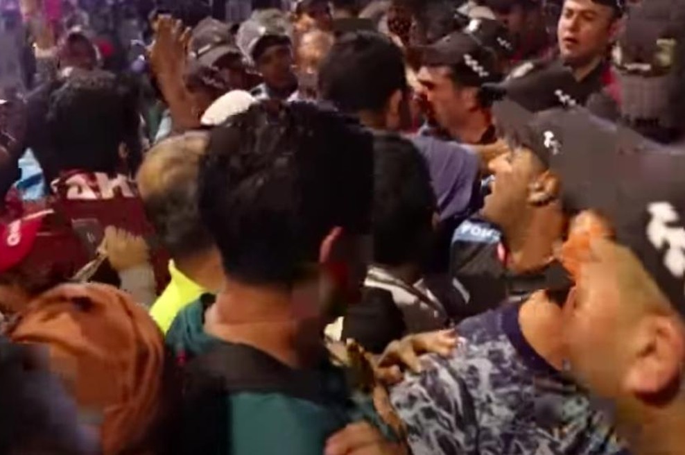 (VIDEO) Kaos v Katarju: policija med navijači posredovala z gumijevkami, ljudje so se bali za svoja življenja (foto: YouTube/The Telegraph/posnetek zaslona)
