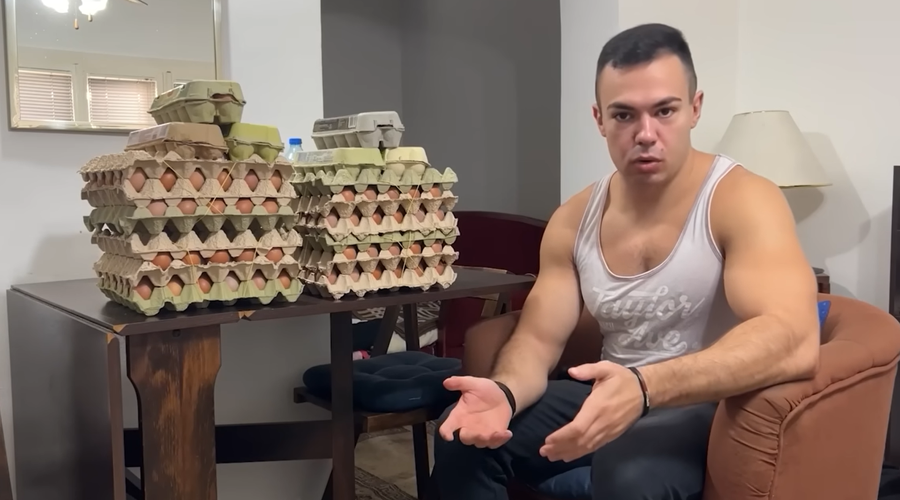 Športnik v desetih dneh pojedel 300 jajc: rezultati so šokantni (foto: Youtube/Back To The Basics /posnetek zaslona)