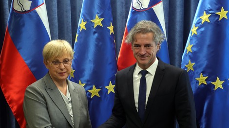 FOTO: Golob sprejel Pirc Musarjevo, nastavljala sta se kameram