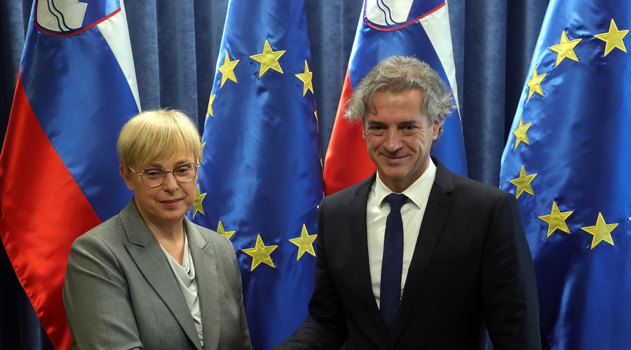 FOTO: Golob sprejel Pirc Musarjevo, nastavljala sta se kameram (foto: Borut Živulovič/Bobo)