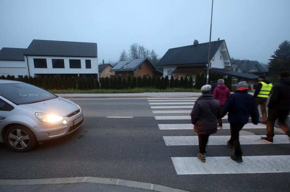 (FOTO) Vzeli so stvari v svoje roke: v prometni konici s protestnim sprehajanjem pokazali, kje tiči problem (foto: Bobo)