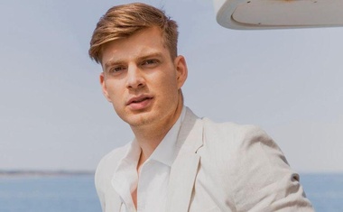 Prepoznate mladeniča na fotografiji? Danes ga zaradi tega poznajo vse Slovenke