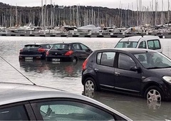 Drama v Piranu: morje premikalo avtomobile, škoda tudi v stanovanjih in lokalih