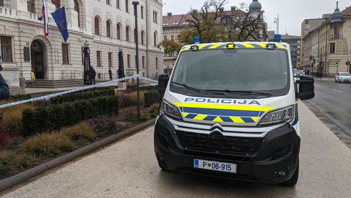 Policijski trak okoli ljubljanskega vrhovnega sodišča: kaj se dogaja?